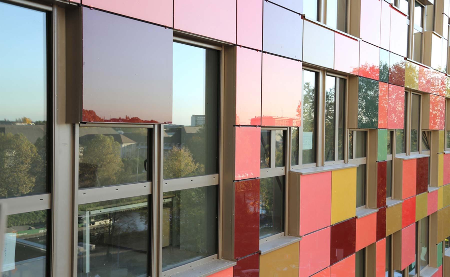 Détail Façade 2 - Siège de C.U.S. Habitat et d'Habitation Moderne / Strasbourg