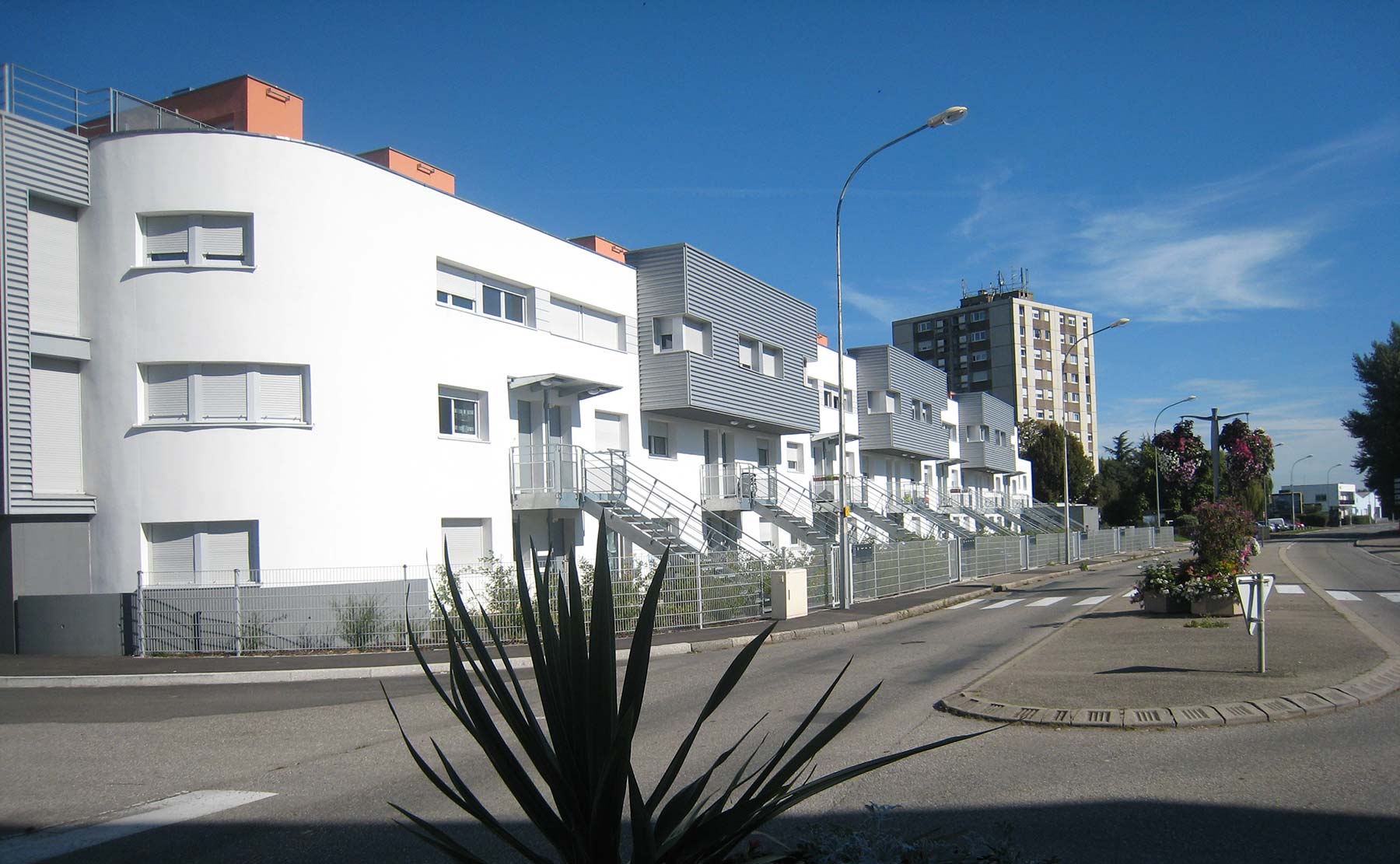 Façade sud vue depuis le giratoire - 26 Logements (HLM) / Illzach